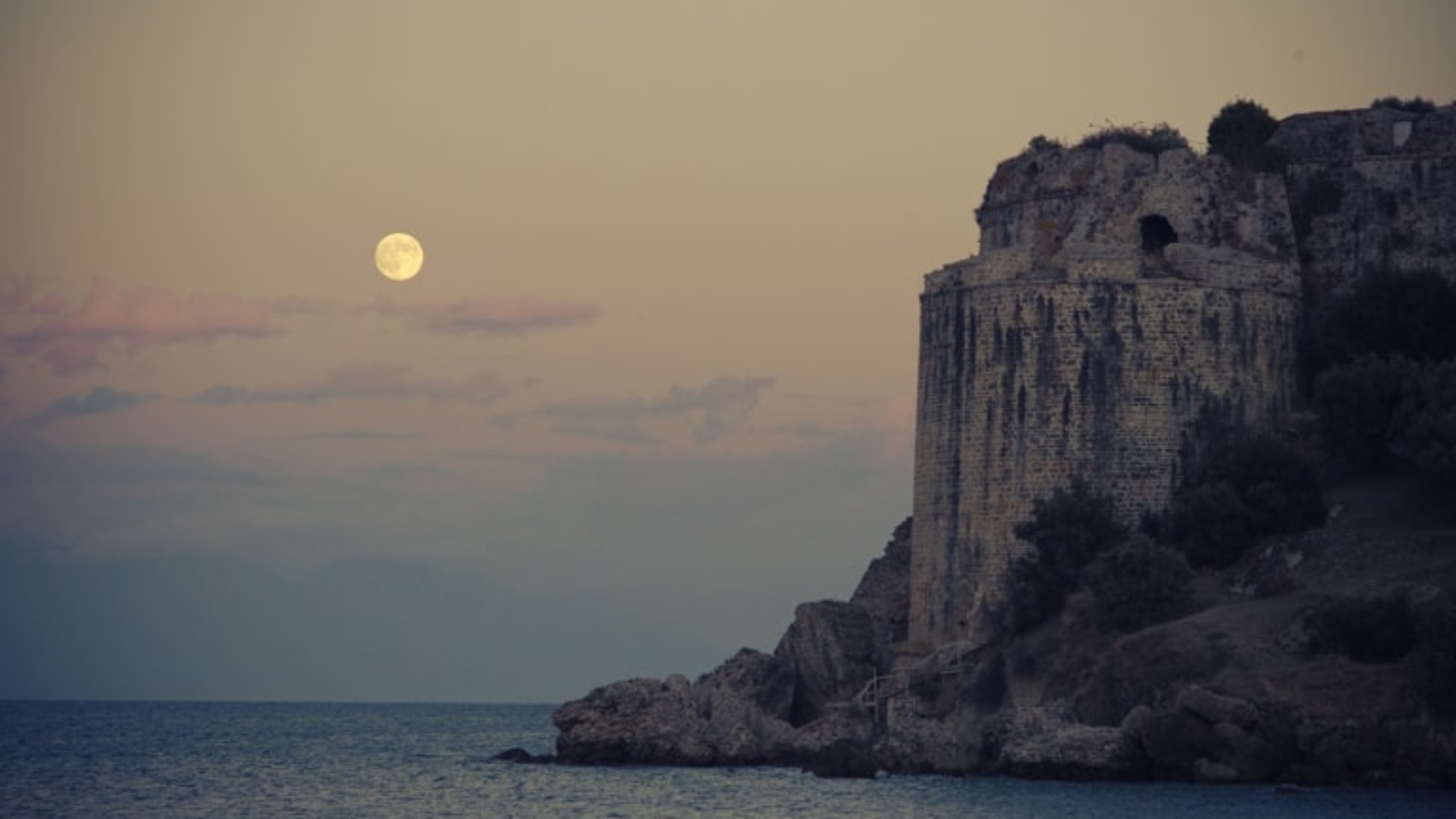 Fullmoon at Koroni Kastro